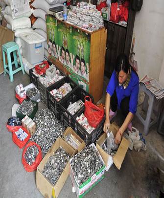 胜利支行金鼎储蓄所附近农贸市场商户多年积攒的硬币